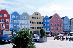 Passau: Blick auf mehrere bunte Häuser, Marktplatz.