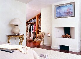 Helles Schlafzimmer, weißer Kamin, integrierter TV Flachbildschirm