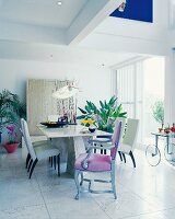 Esszimmer in Weiß mit Pflanzen, Boden, Tisch, Brunnen aus Klakstein