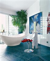 Badezimmer in Blau und Weiß, Wanne frei stehend, Palme in Ecke