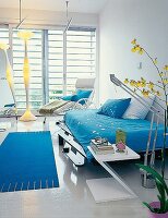Jugendzimmer in Blau und Weiß, klare Formen, Möbel modern