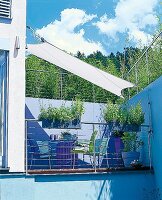 Terrasse in Blau von 3 Seiten mit Schützmauern abgeschrirmt