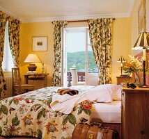 Schlafzimmer, Vorhänge und Tages- decke mit Blumenmotiv