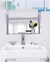 Waschbecken in Quadratform, Spiegel in Nische im Bad, alles in Weiß