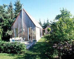 Puristisches Holzhaus im Grünen mit Haupthaus uns Nebenhaus