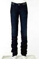 Jeans in Blau mit tiefem Schnitt und Nieten