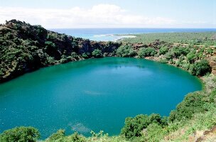 Blick auf den Lac Sale, das Meer und den Dschungel der Komoren