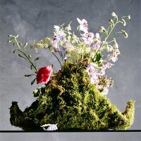 Tischschmuck : Mooskorb in einer Schale mit Blumen