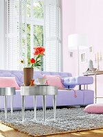 Wohnzimmer mit Sofa, Beistelltisch mit Blattsilber, Flieder, Rosa
