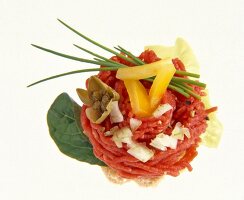Brotschnittchen with peppers, salad and tartare