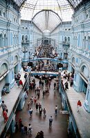 Blick von oben in das Kaufhaus GUM mit Glasdach u. Galerien in Moskau