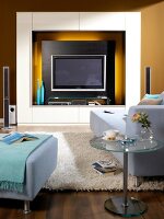 Fernsehzimmer Wohnwand mit Fernseher in weiß + schwarz