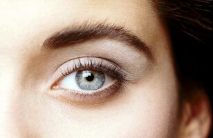 Close-up: Geschminktes Auge, Iris blau, Lidschatten grau.