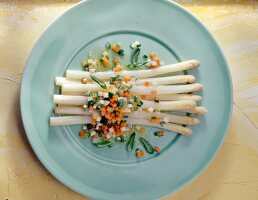 Spargel mit Gemüse-Vinaigrette. 