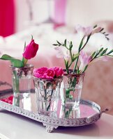 Drei orientalische Teegläser mit  Tablett mit Blumenarangement