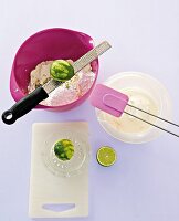 Rührschüssel mit Zutaten für Limetten-Frischkäsecreme, KG
