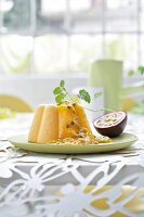 Mousse aus Mango, Joghurt und Sahne und Maracuja-Fruchtfleisch