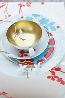 Geschirr "My China" drei Teller und Tasse, vergoldet