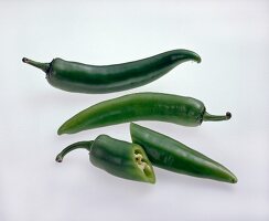 Paprika, grüne, unreife, lange Peperonis aus Italien