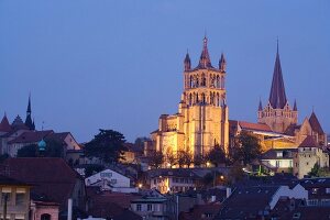Angestrahlte Kathedrale von Lausanne , Hauptstadt des Kantons Waadt.