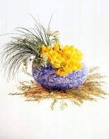 Tulpen in Gelb und Gras im großen Osterei in Blau als Vase