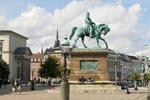 Statue von Frederik VII.  auf dem Platz v. Schloß Christiansborg.