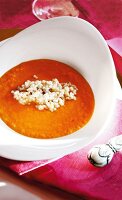 Tomaten-Möhren-Suppe mit Ingwergraupen in Teller, orange