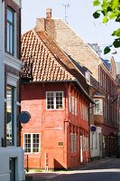 Rotes Fachwerkhaus in einer Straße in Helsingore, Dänemark.