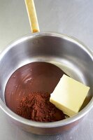 Butter, Kuvertüre, Kakaopulver und Salz in einer Schüssel