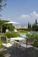 Restaurant "Onice", Frau deckt Tisch im Garten, Blick auf Stadt, Florenz