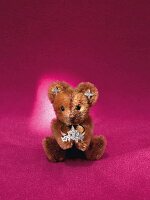 Teddybär mit Ohrsteckern und Ring aus Weißgold und Brillanten