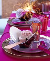 Tischdeko in Pink und Bronze, Schale mit Blüte und Glas mit Wunderkerze