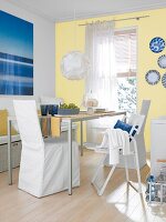 Essplatz in Küche in Weiß, Farbakzente in Gelb und Blau, hell