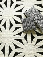 Teppichboden und Kissen, Muster-Mix in Schwarz-Weiß, Draufsicht