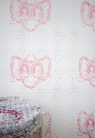 Wallpaper with nostalgic pattern in pink