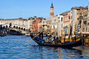 Gondel vor Fassaden am Canal Grande in Venedig, Wasser, Verkehr