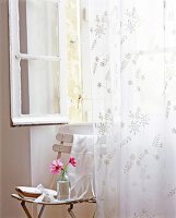 Luftiger, transparenter Vorhang, Stuhl am Fenster, 2 Blüten