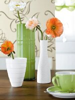 Mohnblumen in 3 kleinen Vasen auf einem Tisch, grün, weiß, Kaffeetasse