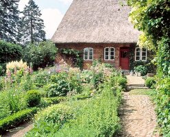 Bauernhaus m. Reetdach u. üppigem Garten, Feldsteinweg, grün