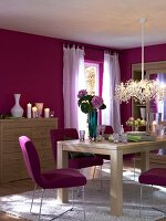 Esszimmer in Pink, Elemente in Weiß und Grün, Holzmöbel hell