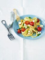 Spaghetti mit Kirschtomaten, Petersilie und Schafskäse