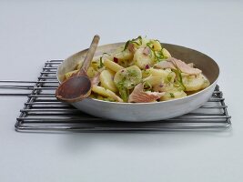 Bärlauch, Bärlauch-Kartoffel- Salat m. Räucherfisch, rote Zwiebeln