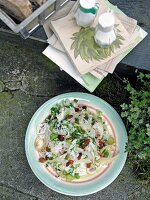 Fenchel-Lauch-Salat mit Reis, grüner Teller auf dem Boden im Garten