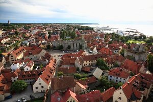 Blick über die Stadt Visby auf Got- land, 2 Burgruinen, Fähre im Hafen