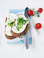 Herb bread with cream cheese, chives, parsley and leek