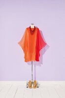 orange - rotes Chiffonkleid, transparent auf Kleiderständer