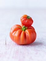 Zwei rote Tomaten übereinander