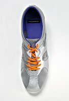 Silberner Sneaker mit orangenen Schnürsenkeln von Vagabond