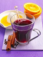 Glühwein mit Zimtstangen, Gewürznelken, Orangensaft