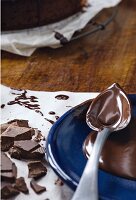 Geschmolzene Schokolade als Kuchenglasur